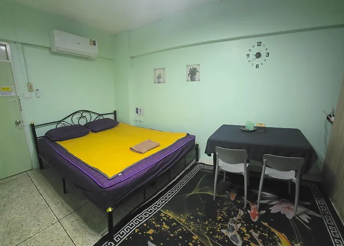 Spacious Studio With Private Kitchen Near Skytrain